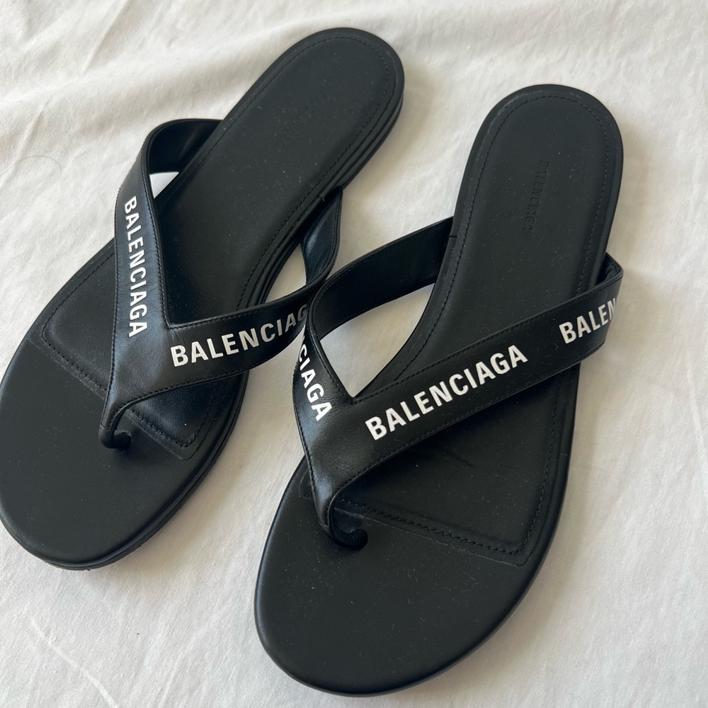 Balenciaga logo flat sandal. Size 36